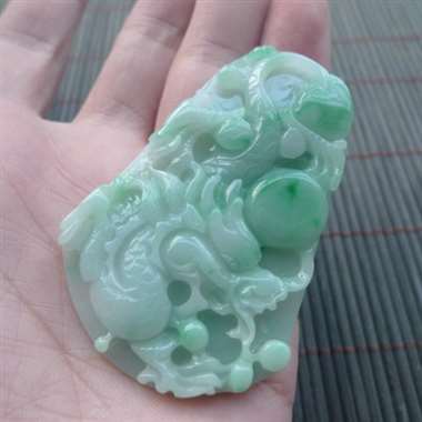 11427完美无纹裂好种满绿飘绿霸气龙牌 尺寸58.3-37.5-6.4mm 玉质细腻 雕工精致 性