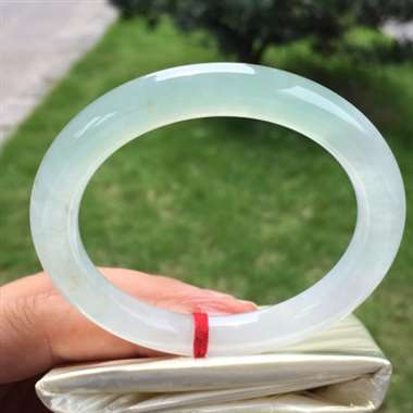 冰种翠色圆条，尺寸55.3-9.4-9.1，水润冰透，种老水头足，完美
