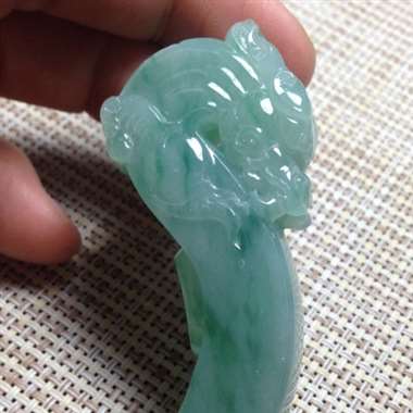 飘绿花龙勾 料子细腻 种老水足 雕工精湛 设计巧妙 厚庄大气 霸气外露 飘绿花龙勾 料子细腻 种老水足 雕工精湛 设计巧妙 厚庄大气 霸气外露