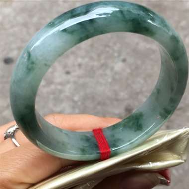 翡翠A货：冰糯种.飘花手镯.冰润通透.种老水头足.整圈飘花.完美无纹裂.尺寸：55mm14.8mn8