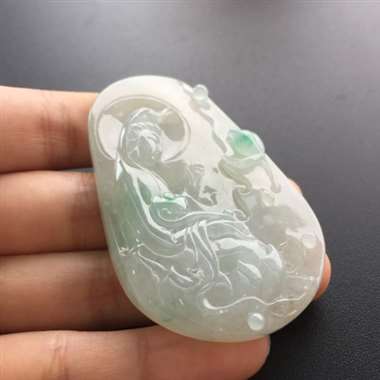 冰糯种飘绿观音挂件，底部有微纹，尾图可见。尺寸：60.3*38.7*7.1