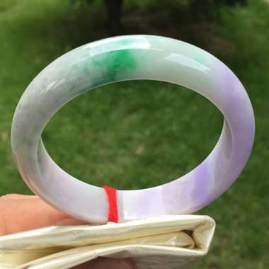 正圈，紫底飘绿，尺寸57.9-14.4-8.2，水润漂亮，颜色亮丽，表皮有细纹，不抠手，编号0416