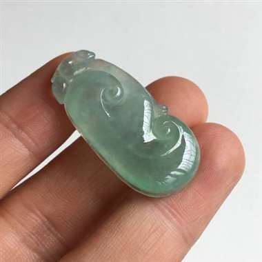 湖水蓝 如意 冰种 湖水蓝 种水非常不错 色甜 少少晶体 颜色真心好看 无纹裂 尺寸 36x17.5