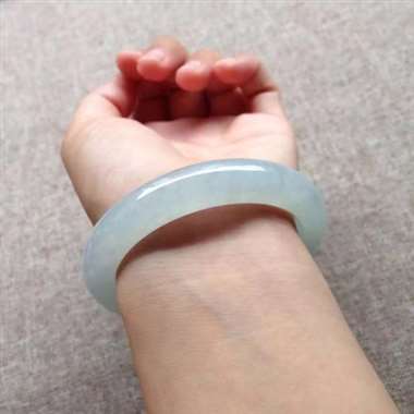 天然翡翠A货冰种淡瓜色完美正圈手镯