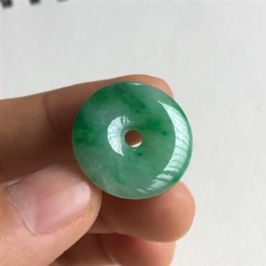 阳绿 平安扣 整体阳绿底 飘阳绿 质地细腻 水润 种好色美 佩戴漂亮 无纹裂 尺寸 23x4.2 毫