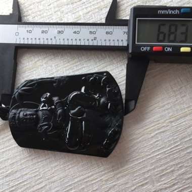 冰种极品墨翠竹林观音，黑度极度黑，完美无纹裂，玉质细腻，打灯阳绿，基本无杂质，纯手工打造，线条流畅柔