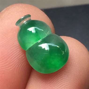阳绿葫芦，尺寸:11.8*7.8*4.1mm，完美，种水一流，饱满，飘阳绿，镶嵌翻翻。H17