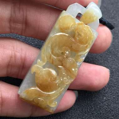 飘黄祥龙挂件 尺寸：52.9-19.8-8.1mm