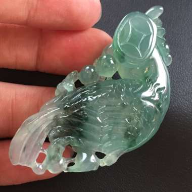 冰种飘花浅绿底鹦鹉挂件 底细优美 造型生动美观 雕工精致