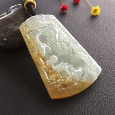冰糯种黄翡龙行天下,背部大灯有纹、为题可见,不打灯不见。尺寸:64.4*41.1*5.8 冰糯种黄翡龙行天下,背部大灯有纹、为题可见,不打灯不见。尺寸:64.4*41.1*5.8