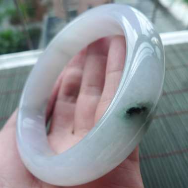 111810A货翡翠精美清爽正装手镯#cy，圈口57.6mm，通透细腻，水头好，色泽清爽，版型厚装，