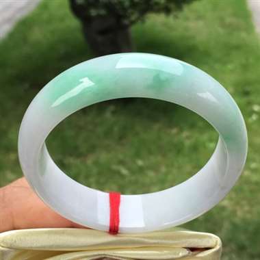 正圈，淡紫底飘绿，尺寸54.5-15.9-7.2，水润细腻，颜色亮丽，底子干净清爽，完美