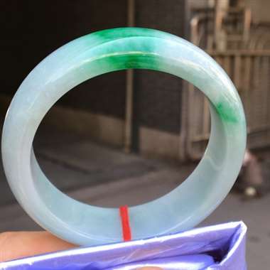 完美正庄手镯，一节辣色，档次十足，无纹裂，性价比高，推荐，尺寸53.4*16.3*7.7mm
