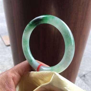 缅甸翡翠A货,正圈圆条手镯,色彩鲜艳,有轻微的棉线,不刮手,喜欢的赶紧下手吧。 缅甸翡翠A货,正圈圆条手镯,色彩鲜艳,有轻微的棉线,不刮手,喜欢的赶紧下手吧。