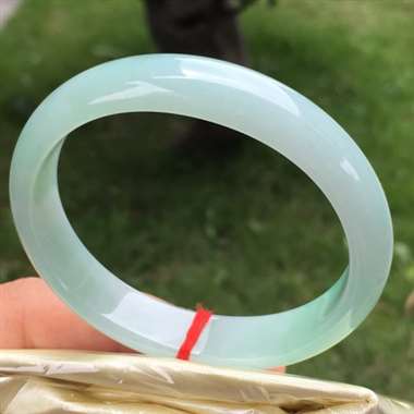 豆绿贵妃，尺寸52.9-12.0-6.2，水润细腻，颜色亮丽，底子干净清爽，完美