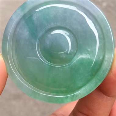 L2⃣️冰种春带彩《一品江山》。油润细腻冰透起光，水润怡人，完美厚庄，高大上，实物更美