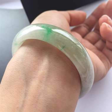 糯种飘花正圈手镯，内圈有一微纹，不扣手，尾图可见。尺寸：53.7*15.1*7.3