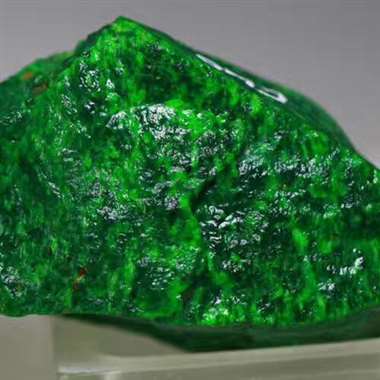 DLL24新货(翡翠介绍)木那色料，重量660g，规格10*6*5.4cm，高色全身是色，相当不错