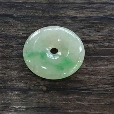 阳绿平安扣,完美色阳,饱满圆润,性价比高,推荐,尺寸28.4*4.6mm,重量7.48g 阳绿平安扣,完美色阳,饱满圆润,性价比高,推荐,尺寸28.4*4.6mm,重量7.48g
