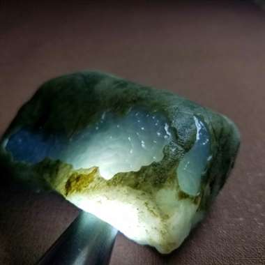 后江精品大开窗大牌料,种老肉细品相端正皮壳完美紧细,打灯通透对穿,大牌位置已见,冰冰的,硬货 后江精品大开窗大牌料,种老肉细品相端正皮壳完美紧细,打灯通透对穿,大牌位置已见,冰冰的,硬货