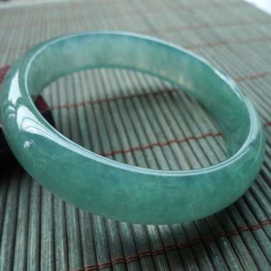 111906 A货翡翠无纹裂冰润满色正装手镯#，圈口58.1mm，质地细腻，水头足，满色均匀，色泽清
