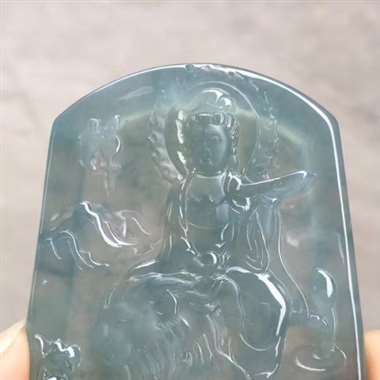 L冰种满蓝紫《文殊菩萨》。油润细腻冰透起钢光，水润怡人，完美