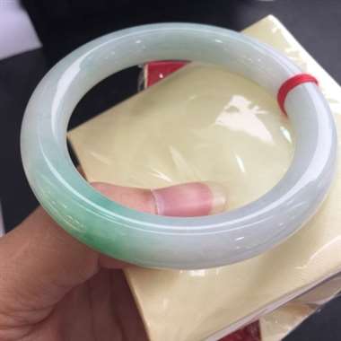 糯种浅色圆条白底青镯 玉质细腻干净 完美无裂 性价比超高