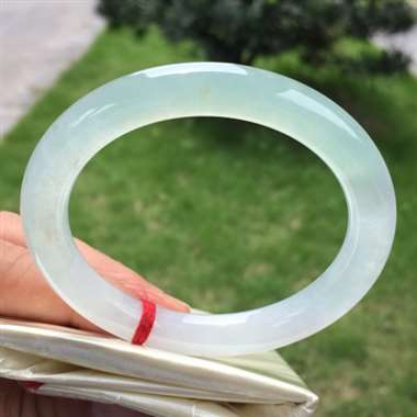 冰种翠色圆条，尺寸55.3-9.4-9.1，水润冰透，种老水头足，完美