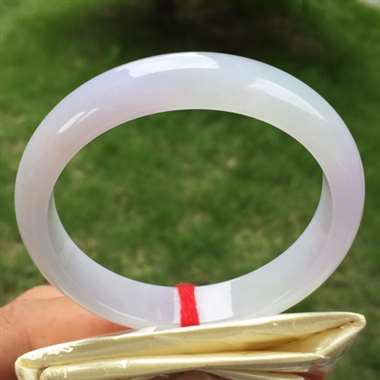糯冰种紫罗兰正圈，尺寸56.5-12.4-6.9，水润细腻，颜色亮丽，完美