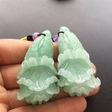 冰糯种甜绿白菜挂件，打灯有纹，不打灯不见，不影响美观。尾图可见。尺寸：51.5-25.5-18.1