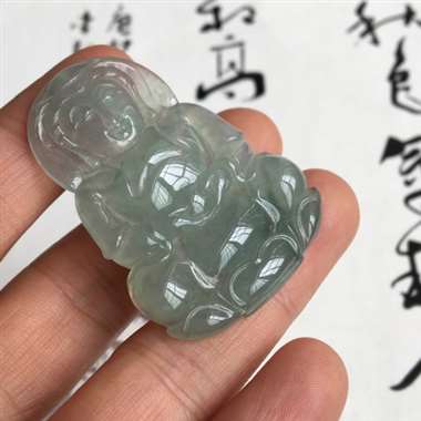 冰透 观音 整体有底色 少许飘花 种老 水头足 冰透感非常不错 无纹裂 尺寸 49x34x6 毫米