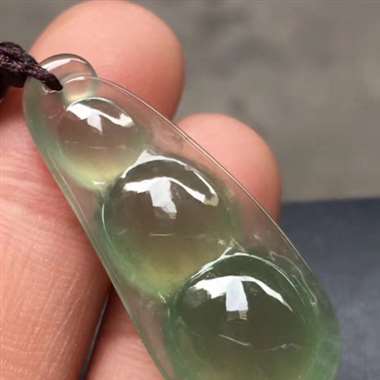 冰种油柑地福豆，尺寸：34.2*13.8*7.7mm，完美，水润冰透，形体饱满，可直接佩戴。H15
