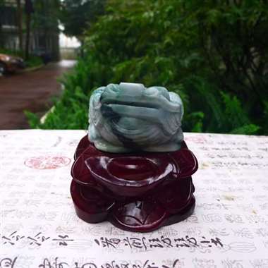 翡翠A货老坑水润飘花精工招财进宝金蟾摆件 终裸石尺寸:60/140/95 连底坐:130/160/1 翡翠A货老坑水润飘花精工招财进宝金蟾摆件 终裸石尺寸:60/140/95 连底坐:130/160/1