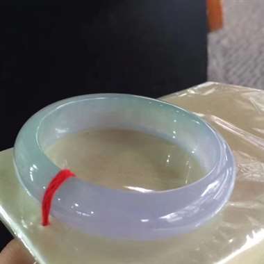 正装春彩冰镯,种老水足,细腻迷人,完美 正装春彩冰镯,种老水足,细腻迷人,完美