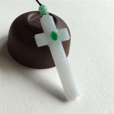 翡翠 十字架✝️ 这是上帝对世人的爱与救赎 是神圣不可侵犯的标志 整体有底色 质地细腻 水润 中间阳 翡翠 十字架✝️ 这是上帝对世人的爱与救赎 是神圣不可侵犯的标志 整体有底色 质地细腻 水润 中间阳