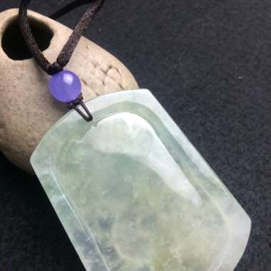冰种飘花龙牌，种水很好，冰透感很好，做工精细，有白棉飘絮，哪怕是棉也很好看，棒棒嗒～4