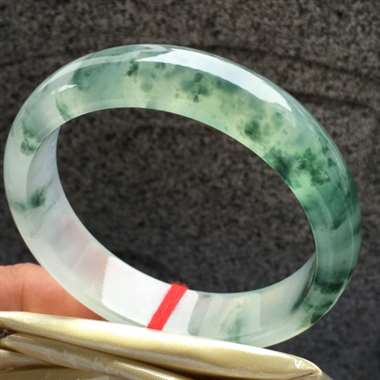 正圈，冰种飘花，尺寸57.6-14.9-7.3，冰润通透，种老起光，飘花灵动飘逸，底子干净清爽，完美