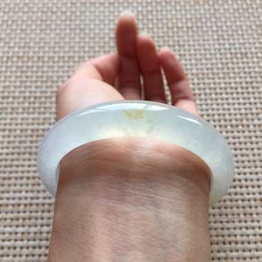 冰起胶起光黄翡正装手镯，口径：55.5*11.4*8，50.70g