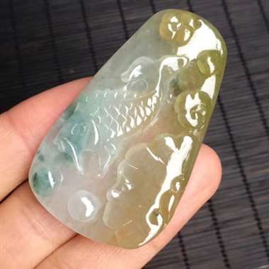 精雕翡翠黄翡鱼牌吊坠，雕工精美，颜色漂亮，水润起光，性价比高，大小：55.8/33.1/6.3mm