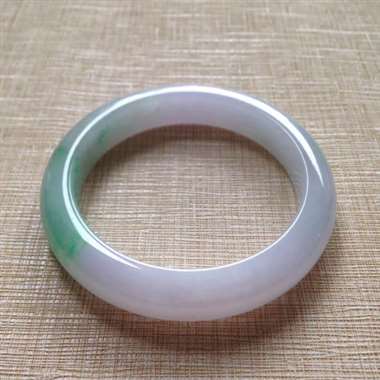 411-1-3正圈尺寸53.2×11×8.5mm。淡紫罗兰飘绿花平安镯,温润光滑,紫底色明艳动人,绿 411-1-3正圈尺寸53.2×11×8.5mm。淡紫罗兰飘绿花平安镯,温润光滑,紫底色明艳动人,绿