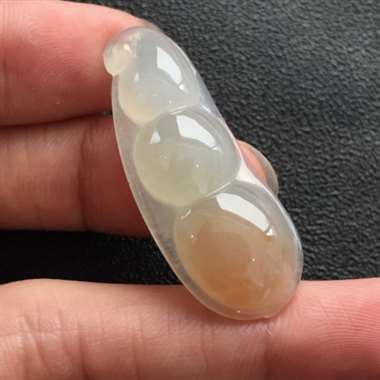 冰种飘花四季豆吊坠 尺寸：40.7×16.5×8.6mm