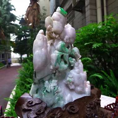 翡翠A货老坑水润浅紫底飘阳绿指日高升山子摆件 约裸石尺寸：240/170/115 连底坐：365/3