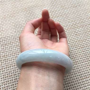 冰飘绿正装手镯，口径：46.7*14*7.8，49.14g，有棉线，不明显，不影响佩戴效果！一抹绿飘