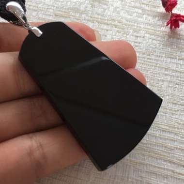 冰种极品墨翠观音，黑度极度黑，玉质细腻，打灯通透，无杂质，纯手工打造，线条柔美流畅。尺寸：49.9*