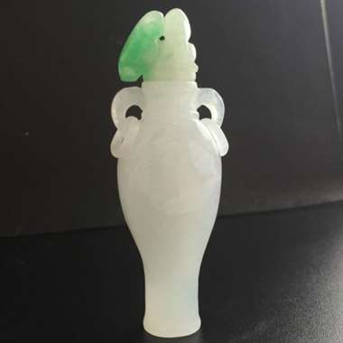 糯种飘阳绿花瓶，瓶盖有小细纹，不打灯不可见，不影响美观。尺寸：70.2*22.8*15.6