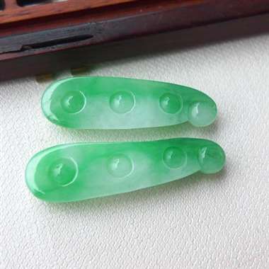 翡翠A货阳绿精致平安豆一对 色阳辣,雕工精湛,线条圆润流畅 ,尺寸30.5*9*5/28*9*5M