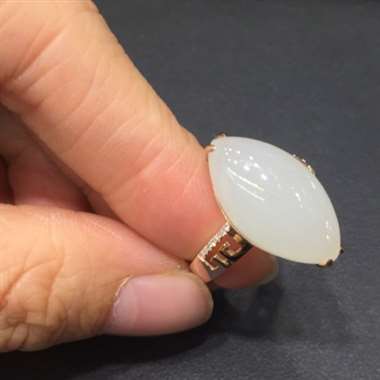规格20.5*11mm 和田玉马眼形戒指，18k金镶嵌天然钻石，马眼让金玉的结合更有型，犹如花的形状