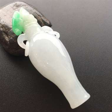 糯种飘阳绿花瓶，瓶盖有小细纹，不打灯不可见，不影响美观。尺寸：70.2*22.8*15.6