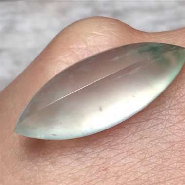 高冰飘绿马眼，尺寸：22.3*8.2*7.9mm，种老坑，刚性十足，水润，饱满品相佳，冰透起荧光。H