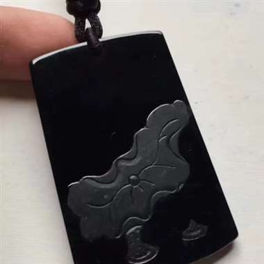 ♥️墨翠:送子观音，完美无裂纹，细腻干净，黑度极黑，性价比高，纯手工打造，打灯透绿，薄利多销，一手货